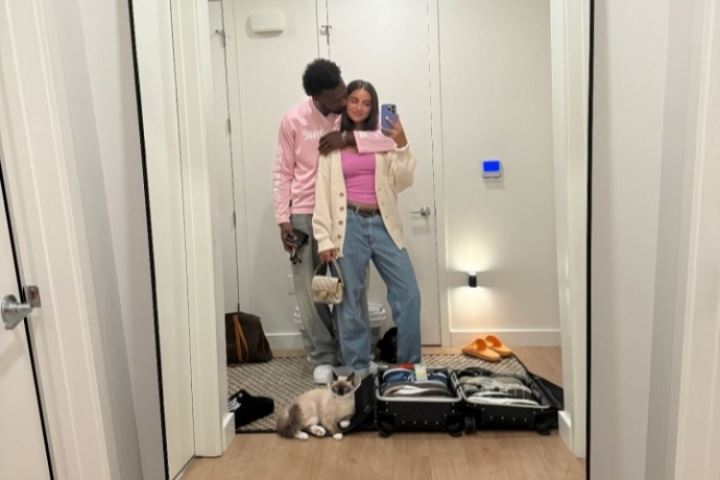 5个小时前去哪吃好料了？布朗尼晒和女友的亲密照：周年晚餐😘