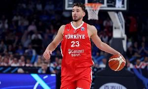 媒体人：申京在进攻端随心所欲 他新赛季身边的是KD&阿门 不得了