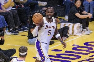 软绵绵的顿宝！艾顿上半场出场16分钟 2中2拿到4分5篮板